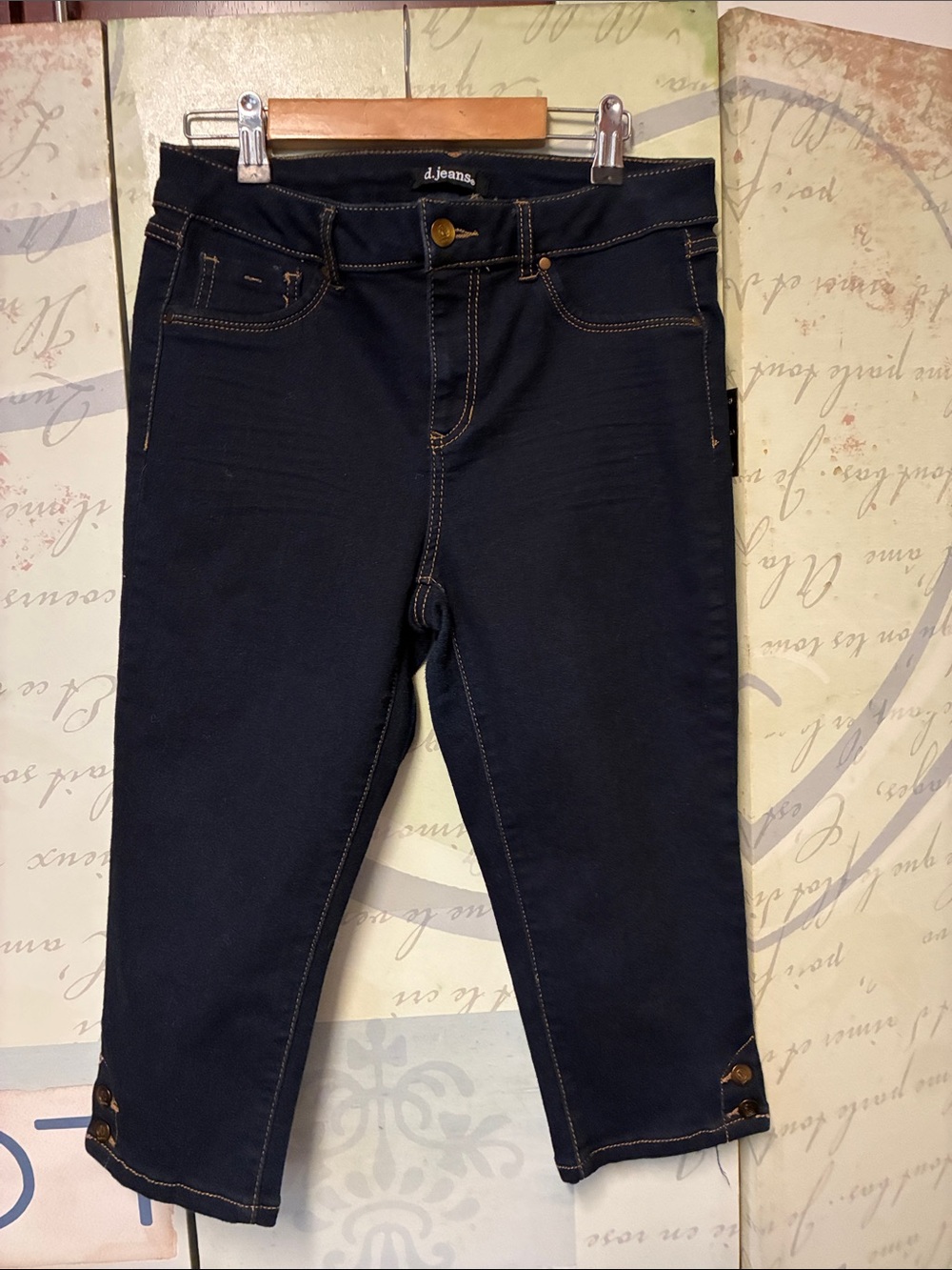 d. jeans Navy SZ 8 Knee Length  Jeans with Contrast Stitching NWOT
